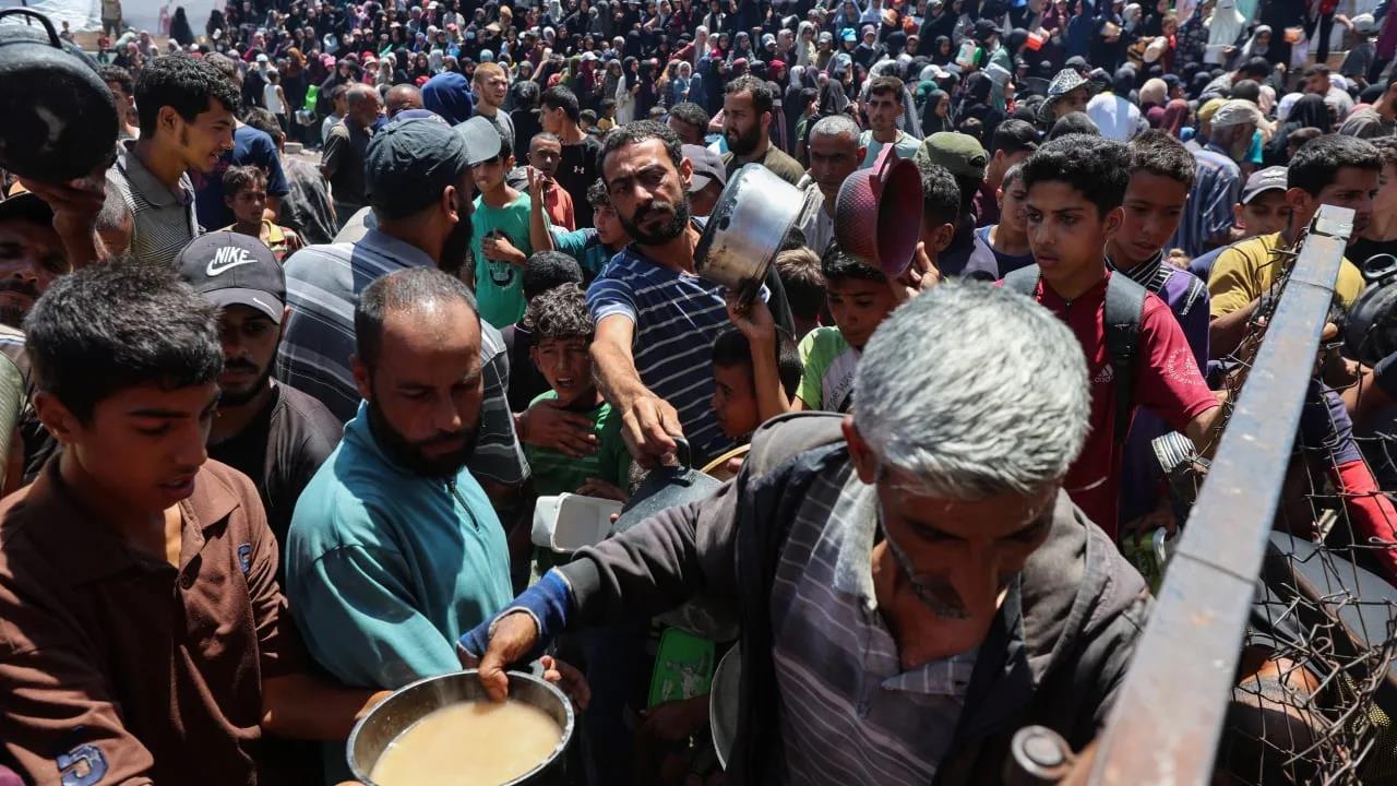 Uno de los últimos repartos de comida en el campamento de Nuseirat.