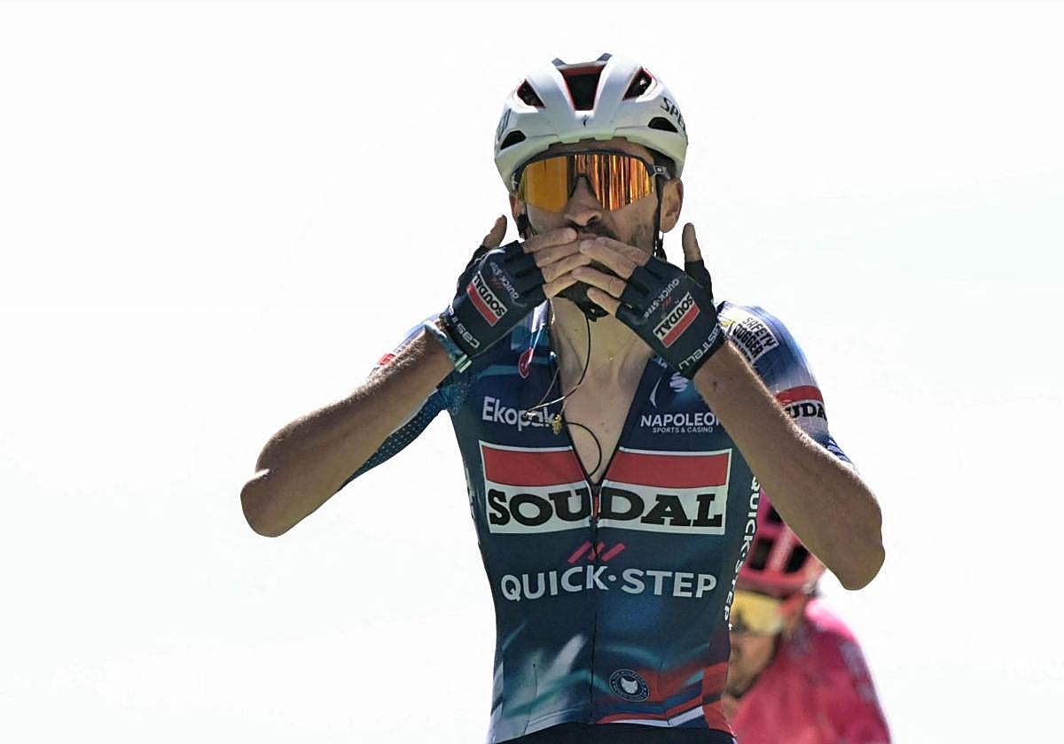 Paret-Peintre celebra su victoria en la etapa 16 del Tour.