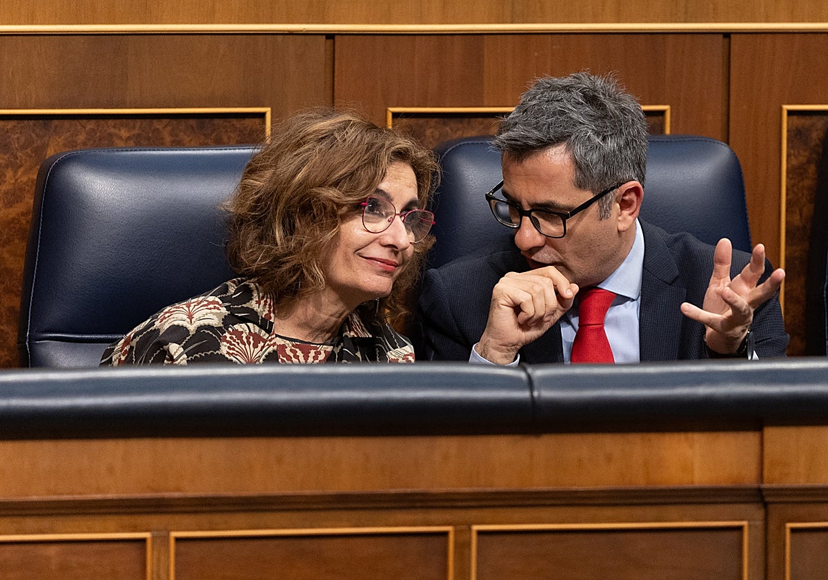 La vicepresidenta primera, María Jesús Montero, y el ministro de Presidencia, Félix Bolaños, este martes en último pleno del Congreso de este curso político.
