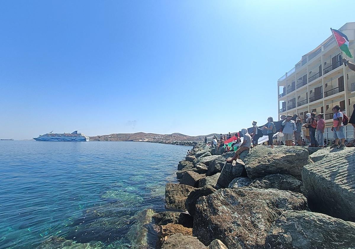 Protesta a favor de Palestina en la isla griega de Syros contra un crucero de turistas israelíes.