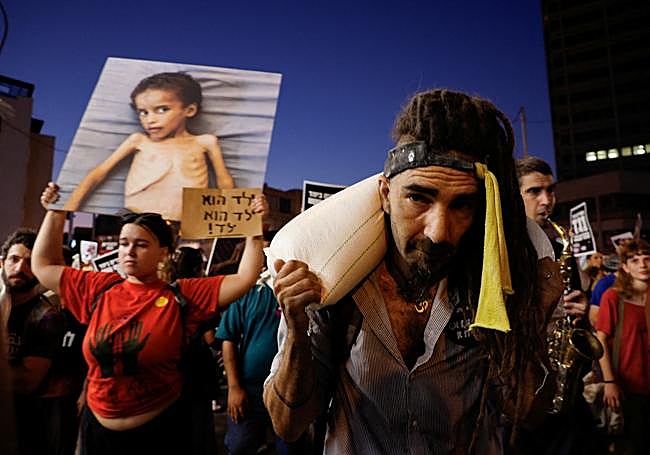 Protesta con sacos de harina y fotos de niños desnutridos en Tel Aviv.