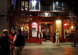 Ambiente nocturno en la puerta del Central