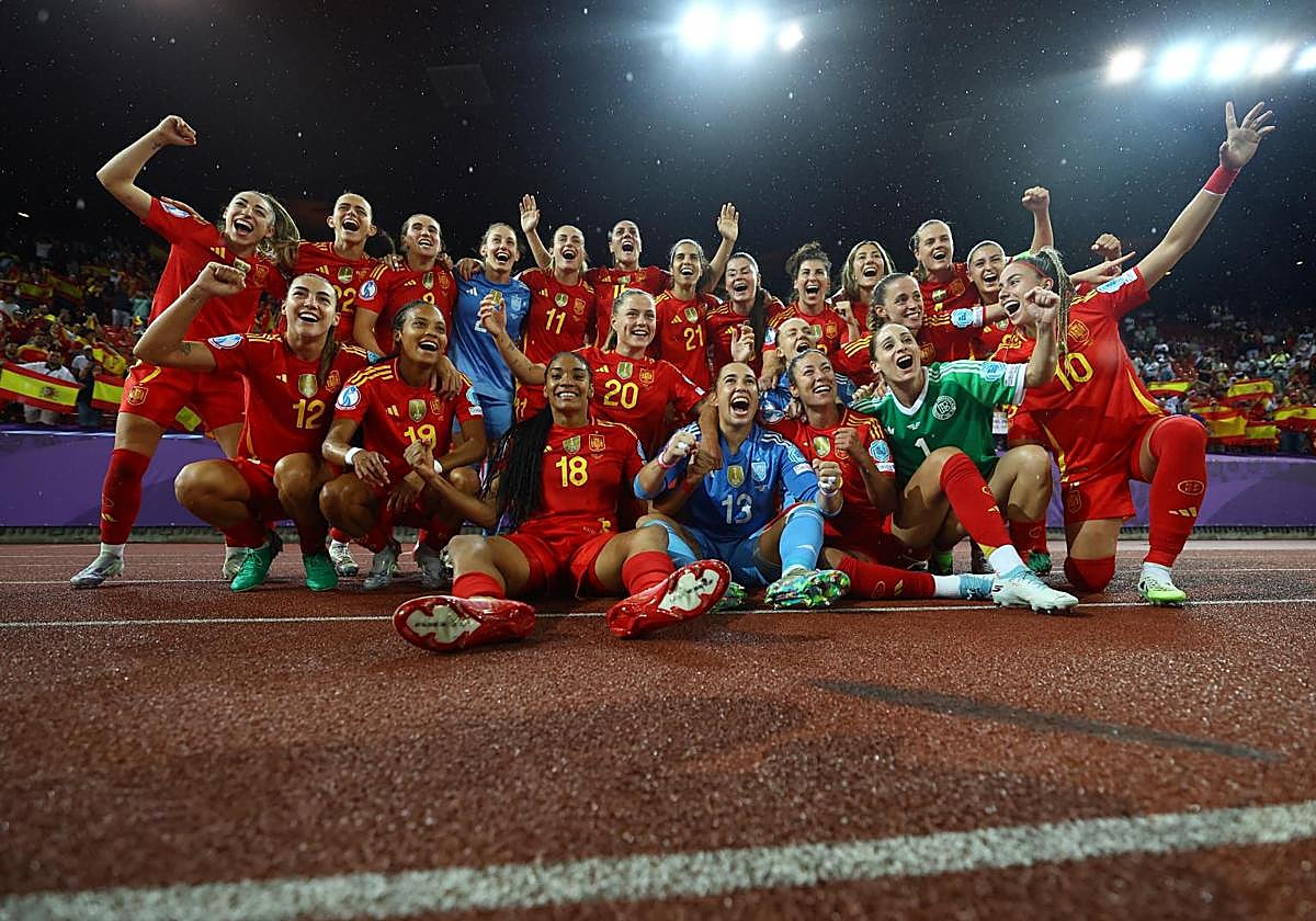 Las jugadoras de la selección española celebran el pase a la final de la Eurocopa.