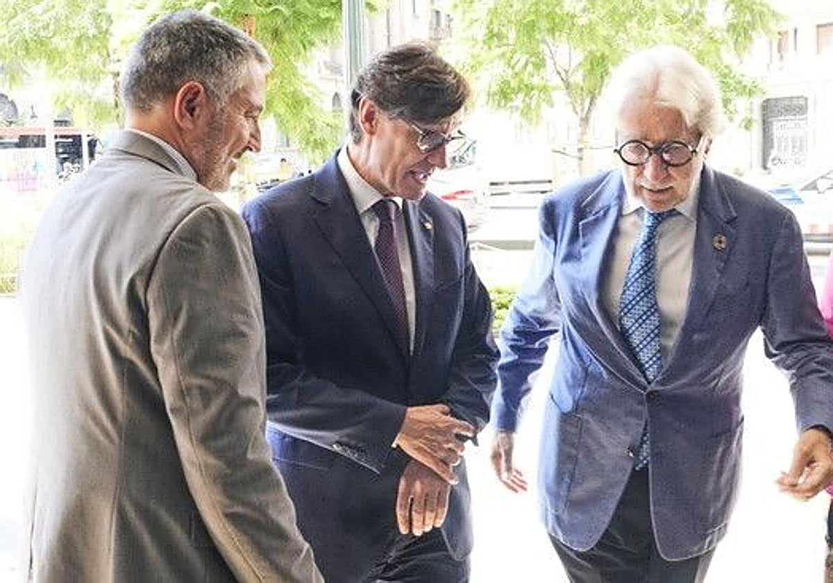 El presidente de la Generalitat, Salvador Illa, junto al presidente de Foment, Josep Sanchez Llibre.