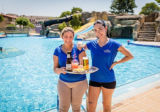 Gloria y Kattalin, en el bar de las piscinas de Labastida.
