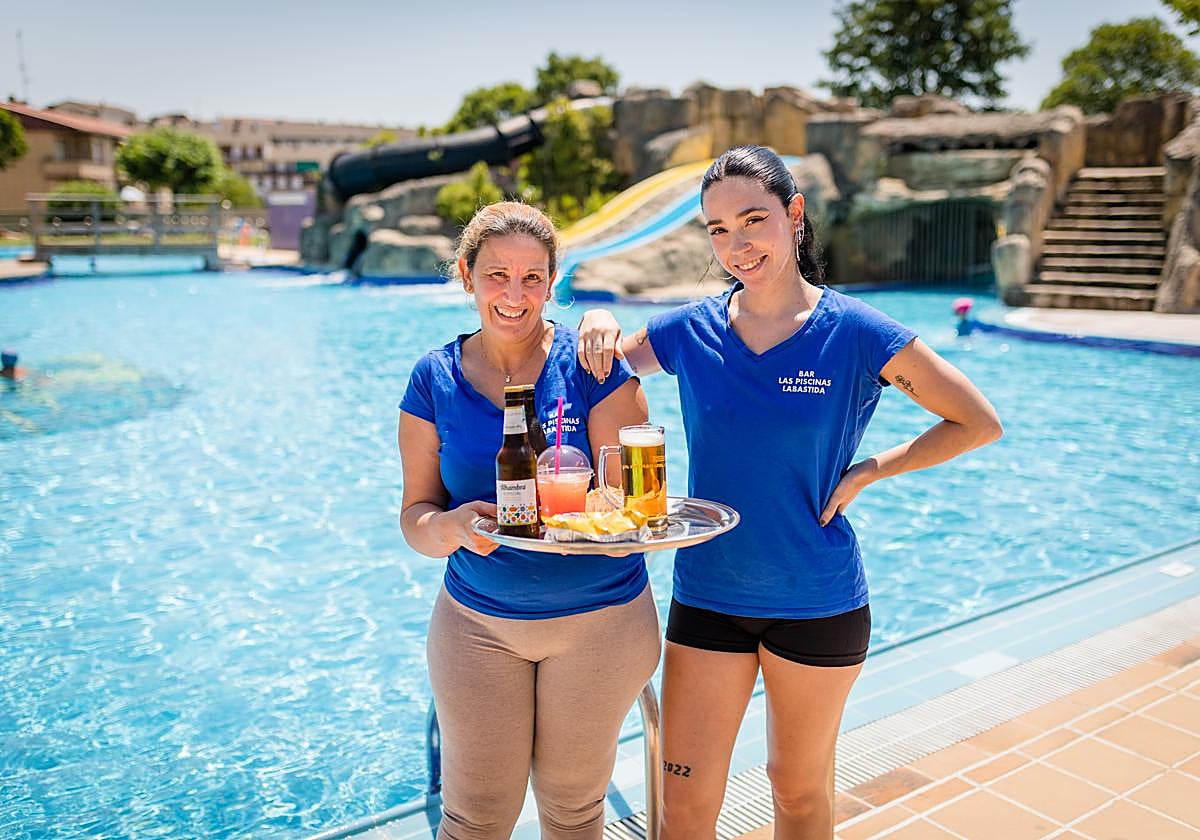Gloria y Kattalin, en el bar de las piscinas de Labastida.