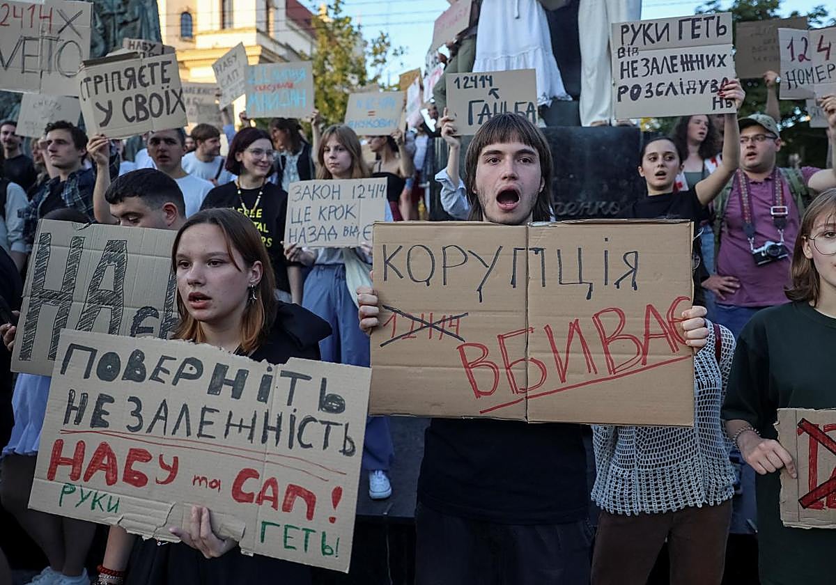 Manifestación en Kiev para exigir a Zelenski que vete la ley que él mismo ha firmado para controlar las agencias anticorrupción.