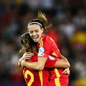 Aitana Bonmatí celebra con Patri Guijarro el pase de España a la final de la Eurocopa.