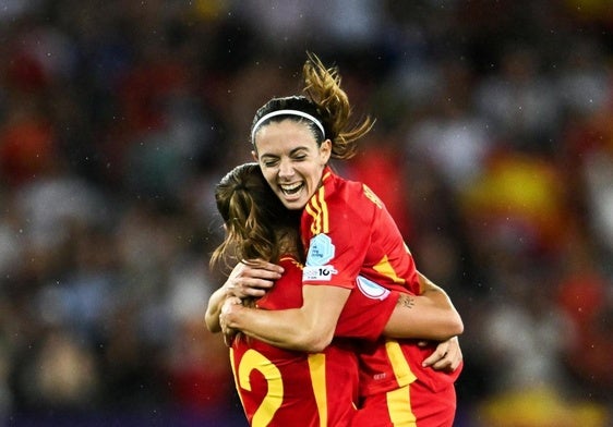 Aitana Bonmatí celebra con Patri Guijarro el pase de España a la final de la Eurocopa.