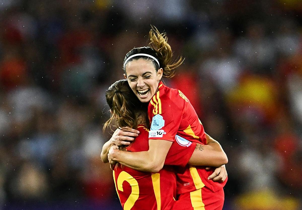 Aitana Bonmatí celebra con Patri Guijarro el pase de España a la final de la Eurocopa.