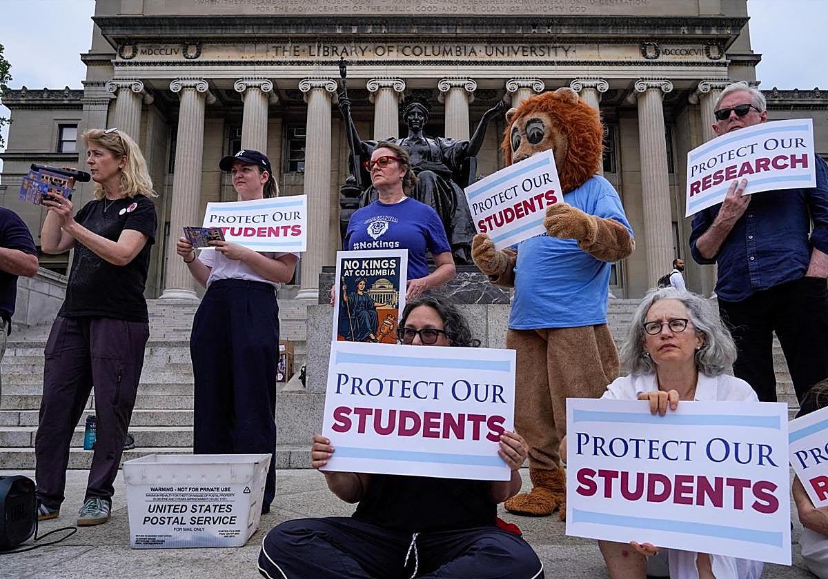 Miembros del profesorado y el personal de Columbia protestan contra las políticas de la universidad.