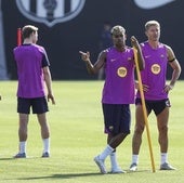 Los jugadores del Barcelona, con Lamine Yamal y Robert Lewandowski en primer plano, durante un entrenamiento.