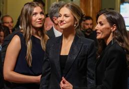 Lo que no se vio de Letizia y Leonor en los Premios Princesa de Girona: trajes clonados, nervios de acero en catalán y curiosas dimisiones