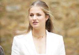 La princesa Leonor repite look: traje de sastrería blanco y el bolso favorito de su madre para visitar Sant Martí de Vell