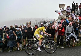 Tadej Pogacar, ascendiendo el Col de la Loze.
