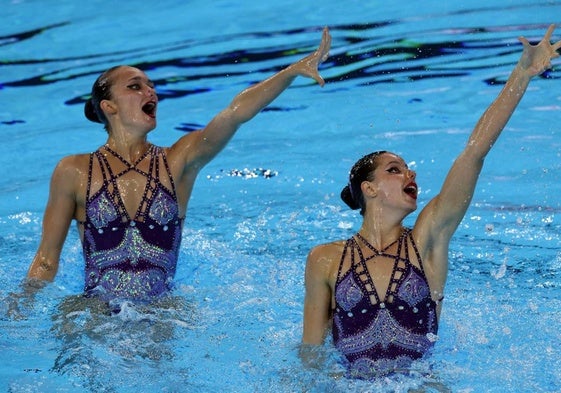 Lilou Lluis e Iris Tió, ejecutando el ejercicio que les dio la medalla de oro.