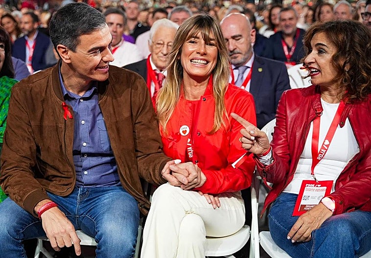 El presidente del Gobierno, Pedro Sánchez, su esposa Begoña Gómez y la vicepresidenta primera del Gobierno y vicesecretaria general del PSOE, María Jesús Montero durante la clausura del 41º Congreso Federal del PSOE.