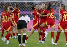 Jugadoras de España celebran este miércoles, al final del partido por la semifinal de la Eurocopa Femenina 2025