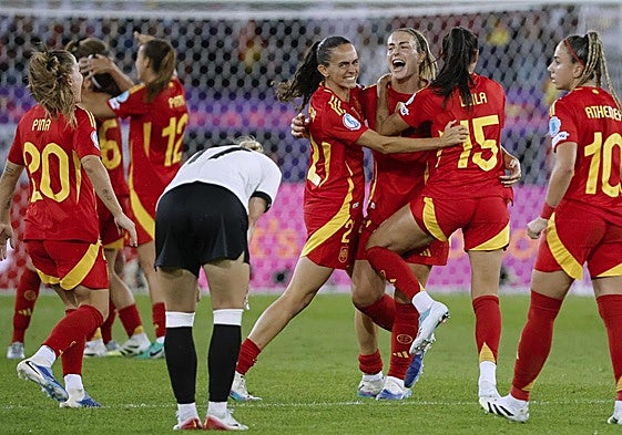 Jugadoras de España celebran este miércoles, al final del partido por la semifinal de la Eurocopa Femenina 2025