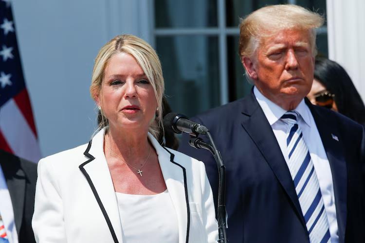 Pam Bondi y Donald Trump.