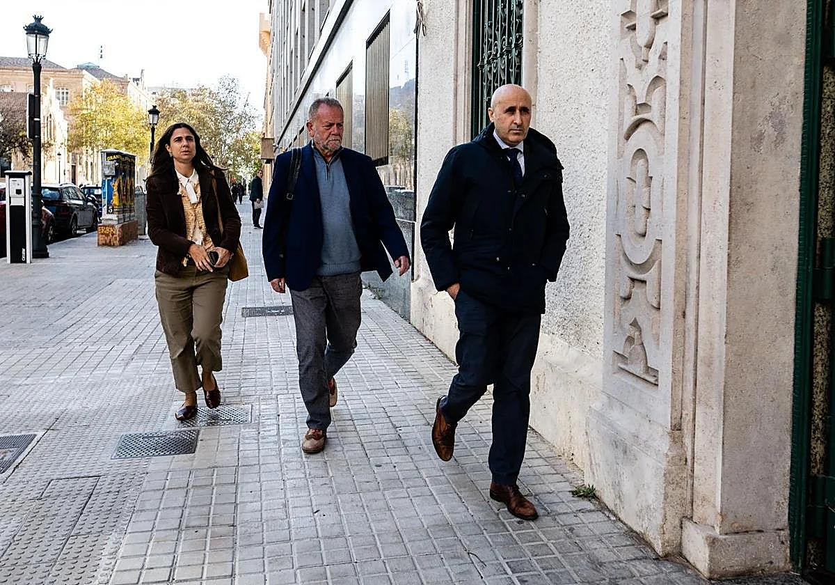 Polo, a la derecha, llega a una reunión con la Vicepresidencia del Consell