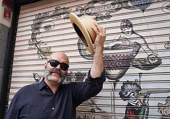 Iturregi recuerda que es una buena costumbre acompañar cada 'Manhattan' o 'Dry Martini' con un vaso de agua.