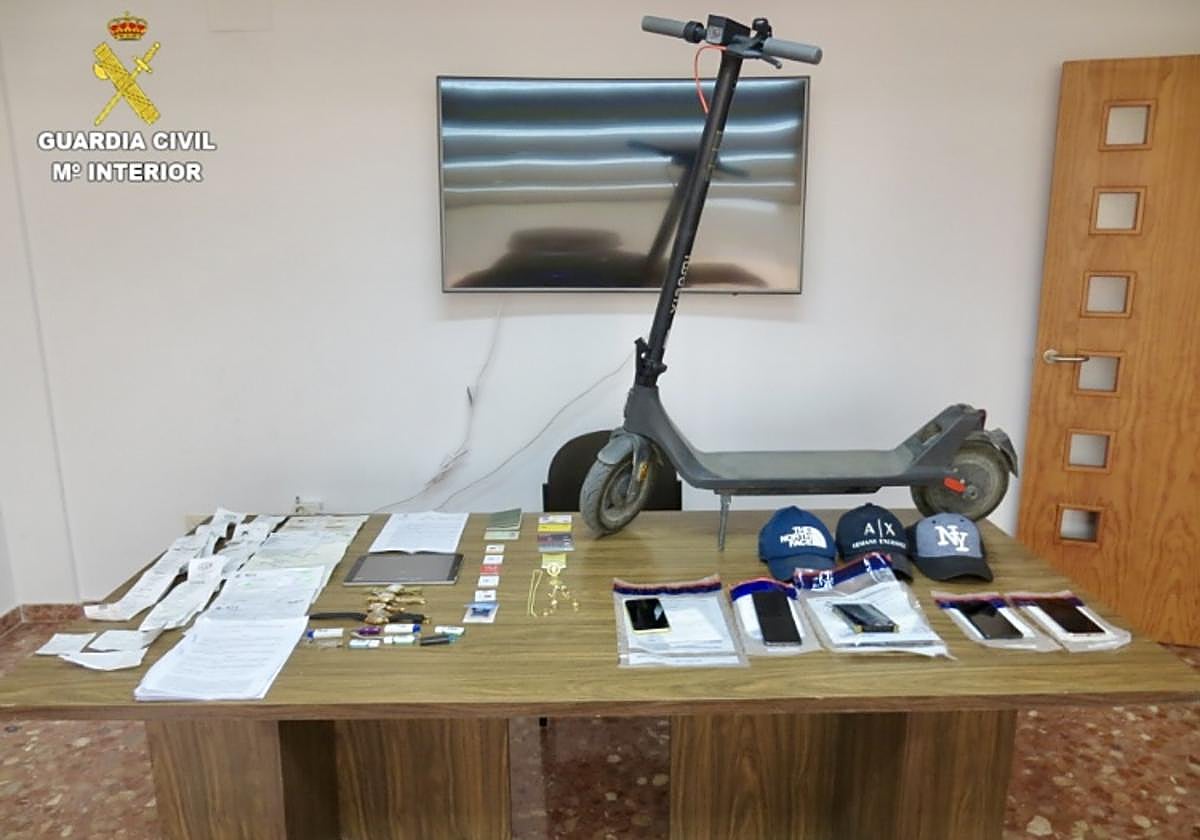 Algunos de los objetos intervenidos.