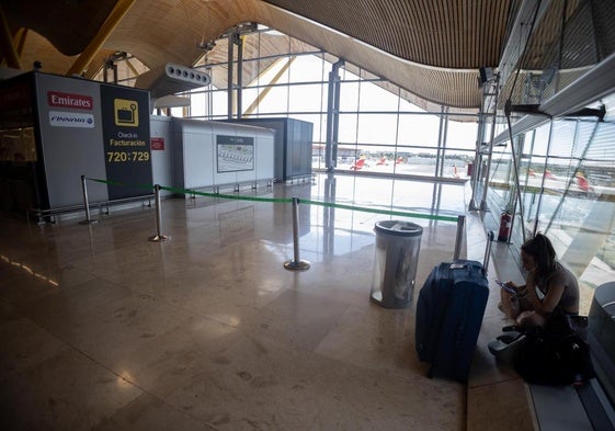 Zona balizada en la Terminal 4 del aeropuerto Adolfo Suárez Madrid-Barajas.