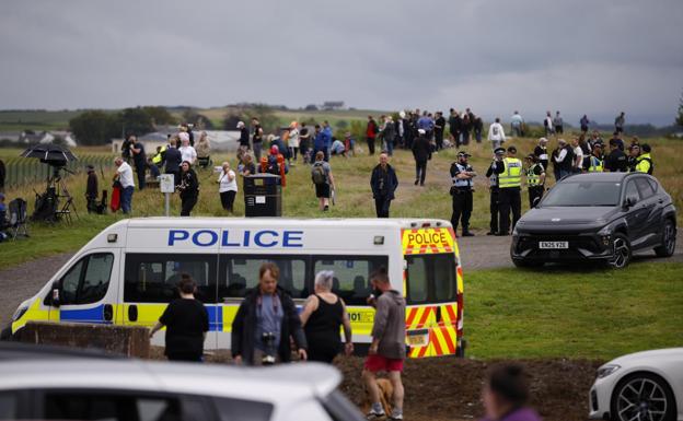 Presencia policial en el exterior del aeropuerto de Prestwick antes de la llegada de Trump a Glasgow.