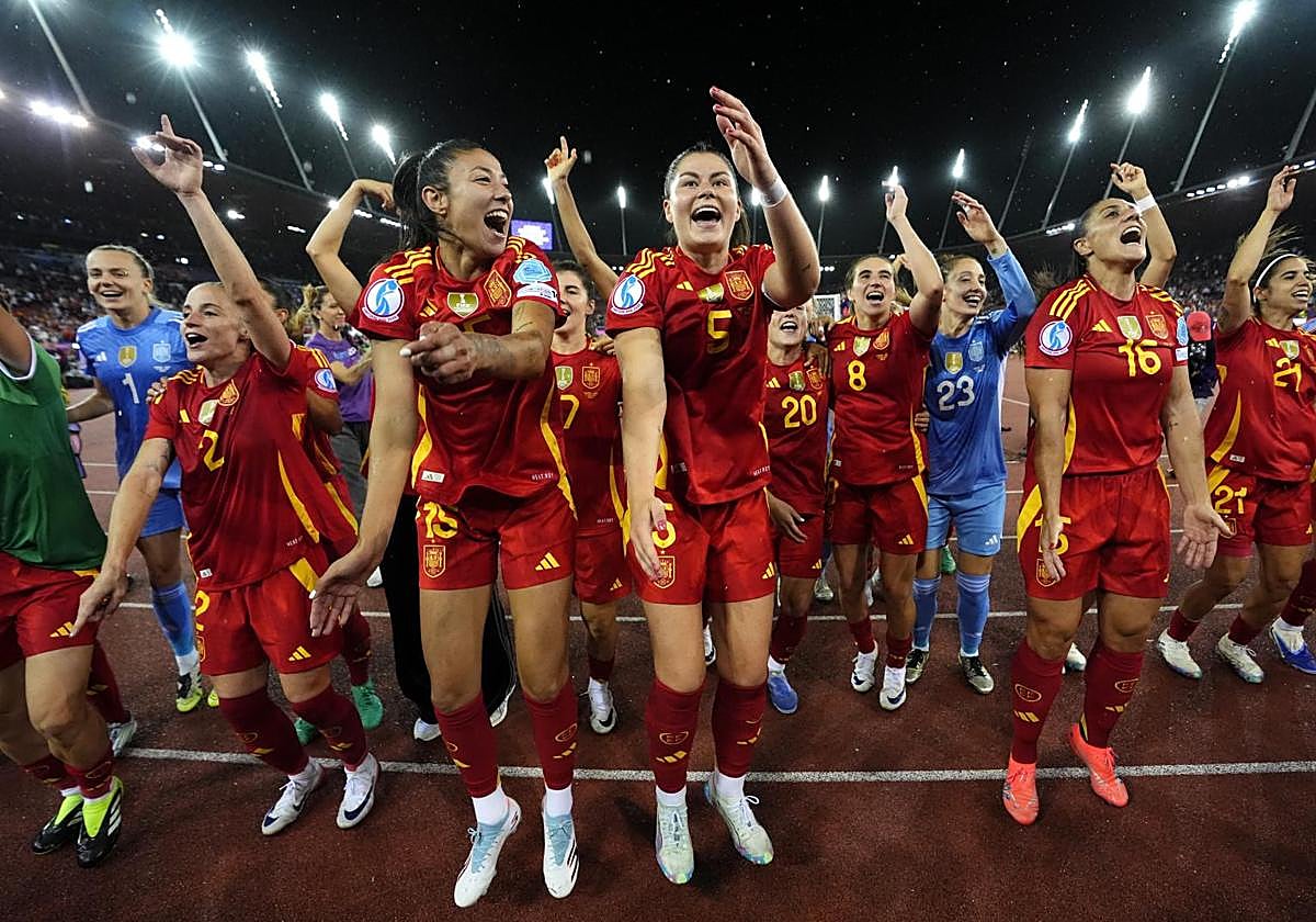 Las internacionales españolas, celebrando el pase a la final de la Eurocopa.