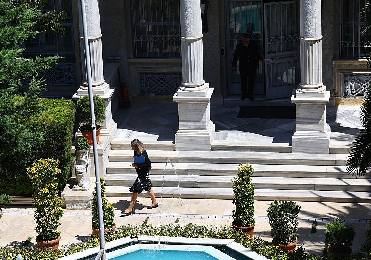 Miembros de una delegación europea abandonan el consulado iraní tras las conversaciones nucleares en Estambul.