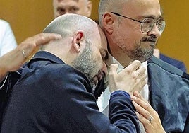 Roberto Saviano se abraza a su abogado Antonio Nobile tras conocer la sentencia.