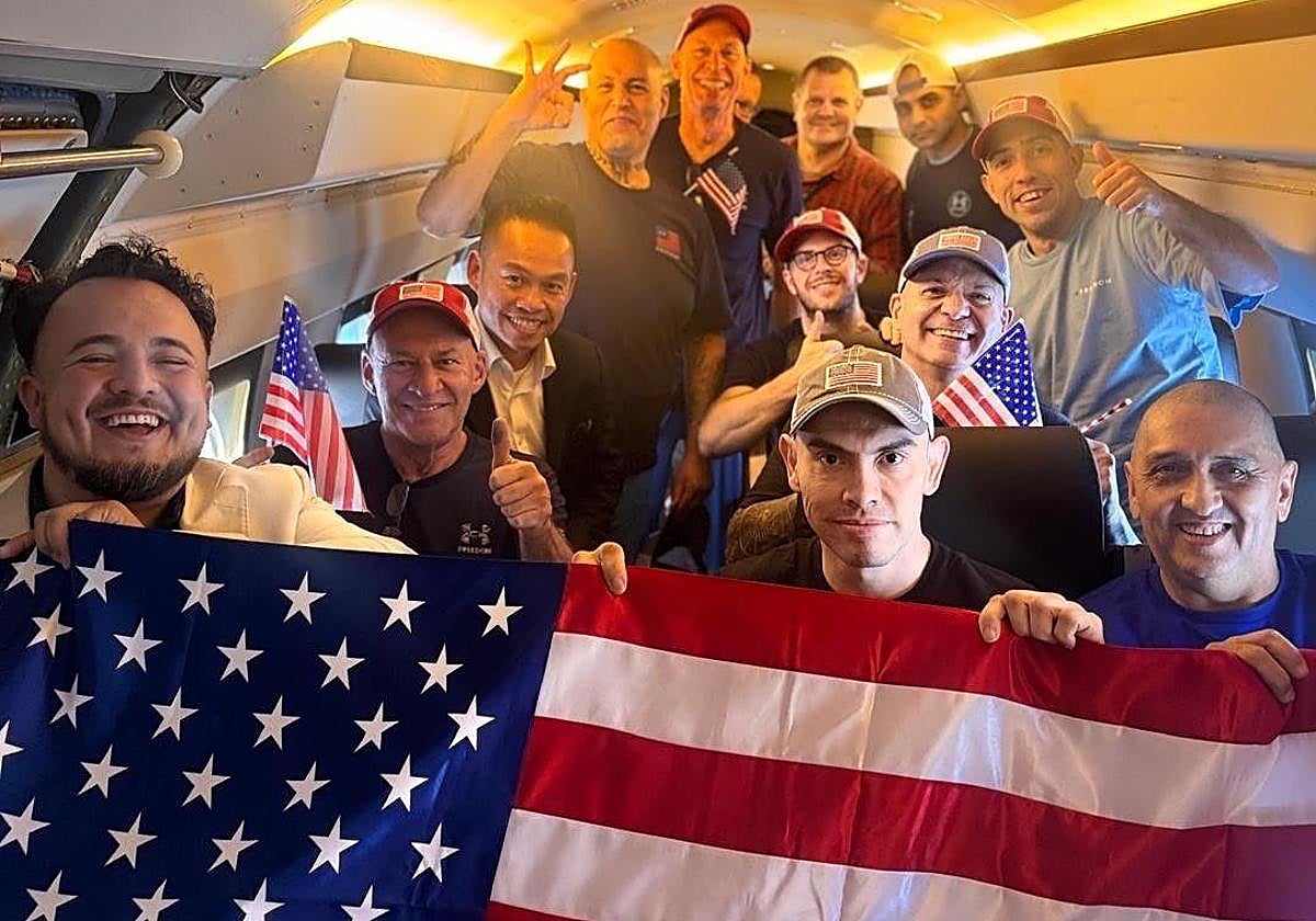 Los estadounidenses liberados tras el intercambio, entre ellos Dahud-Hanid Ortiz, posan con la bandera de EE UU.