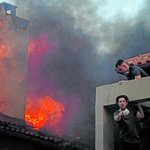 El fuego alcanzó varias casas en la localidad de Kryoneri.