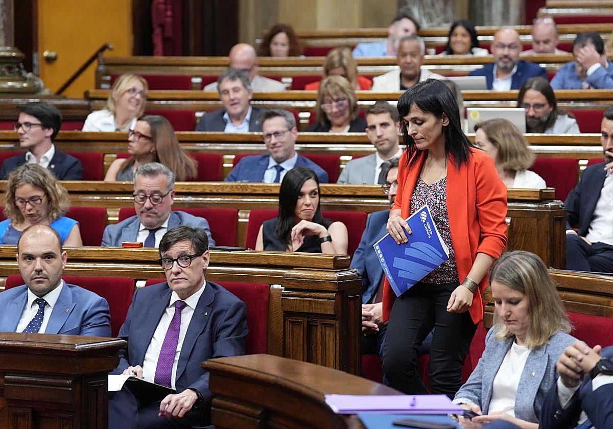 El president del Govern, Salvador Illa, y la diputada de Aliança Catalana, Silvia Orriols, durante una sesión plenaria, en el Parlament de Catalunya