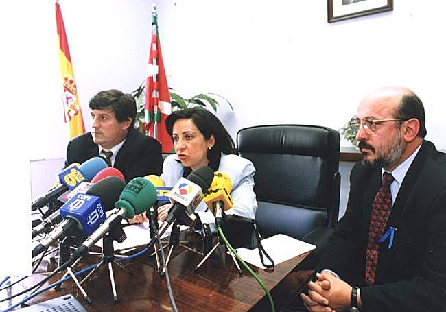 Margarita Robles, en una rueda de prensa junto a la víctima