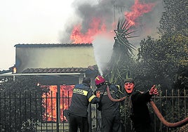 Lucha contra las llamas en Grecia