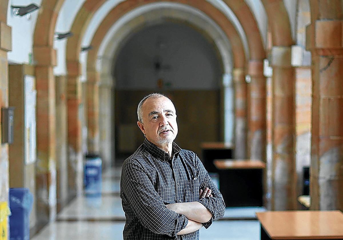 José Errasti, fotografiado en la Facultad de Psicología de la Universidad de Oviedo, durante la entrevista.