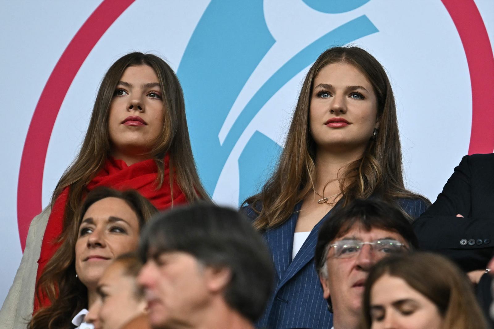 La princesa Leonor y la infanta Sofia, durante la final de la Eurocopa.
