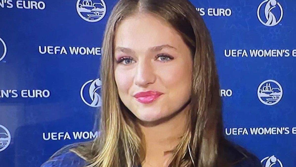 Leonor, guapísima y muy adulta, elige una blazer azul de rayas para animar a la Selección Femenina en la final de la Eurocopa