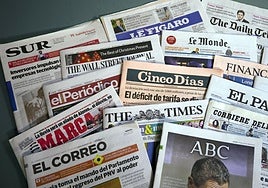 Portadas de varios periódicos.