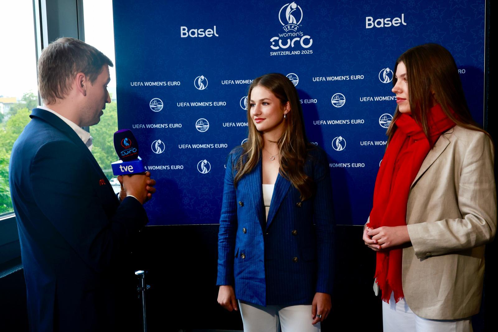 La princesa Leonor y la infanta Sofía atienden a TVE antes del inicio del encuentro correspondiente a la final de la Eurocopa.