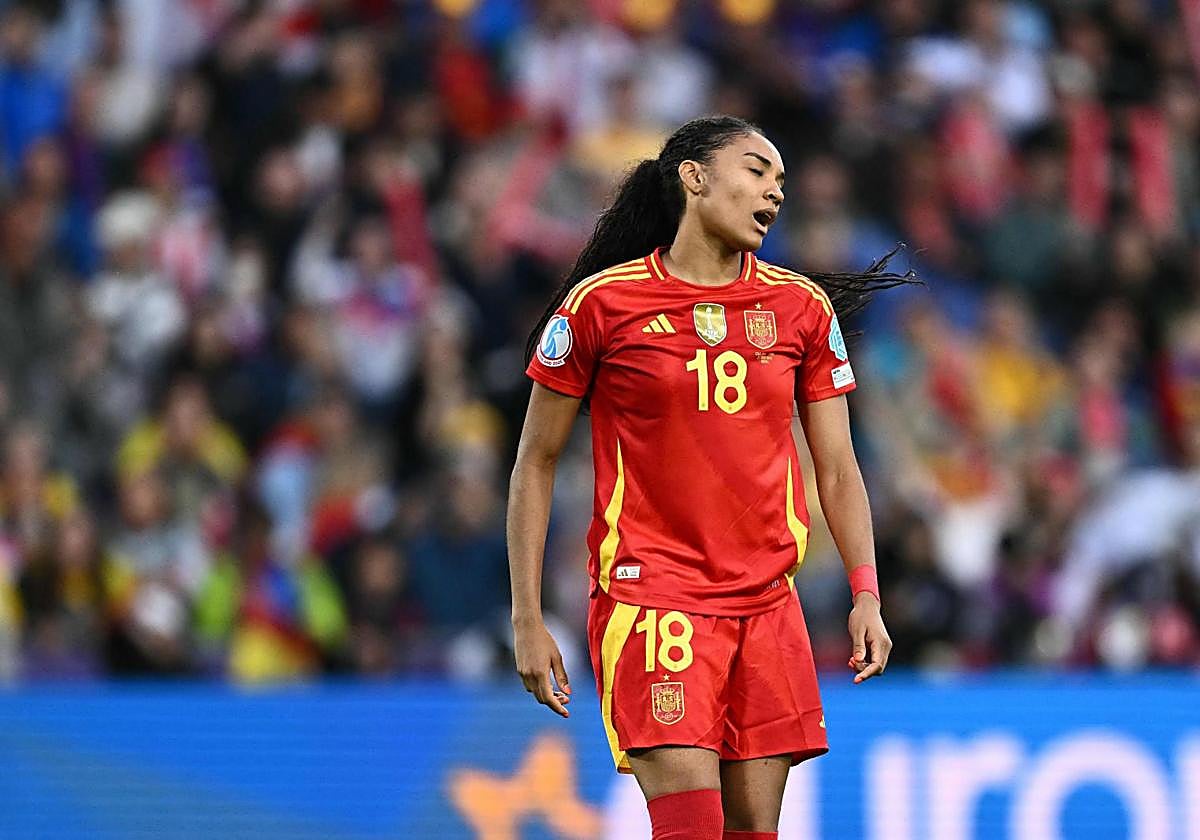 Salma Paralluelo lamenta tras fallar su lanzamiento desde los once metros.