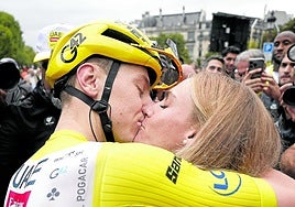 Tadej Pogacar besa a su novia, Urska, tras ganar su cuarto Tour.