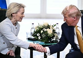 La presidenta de la Comisión Europea, Ursula von der Leyen y Donald Trump este domingo.