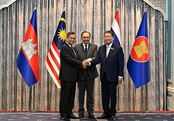 El presidente de Malasia, Anwar Ibrahim, entre el primer ministro de Camboya, Hun Manet, y su homólogo interino de Tailandia, Phumtham Wechayachai.