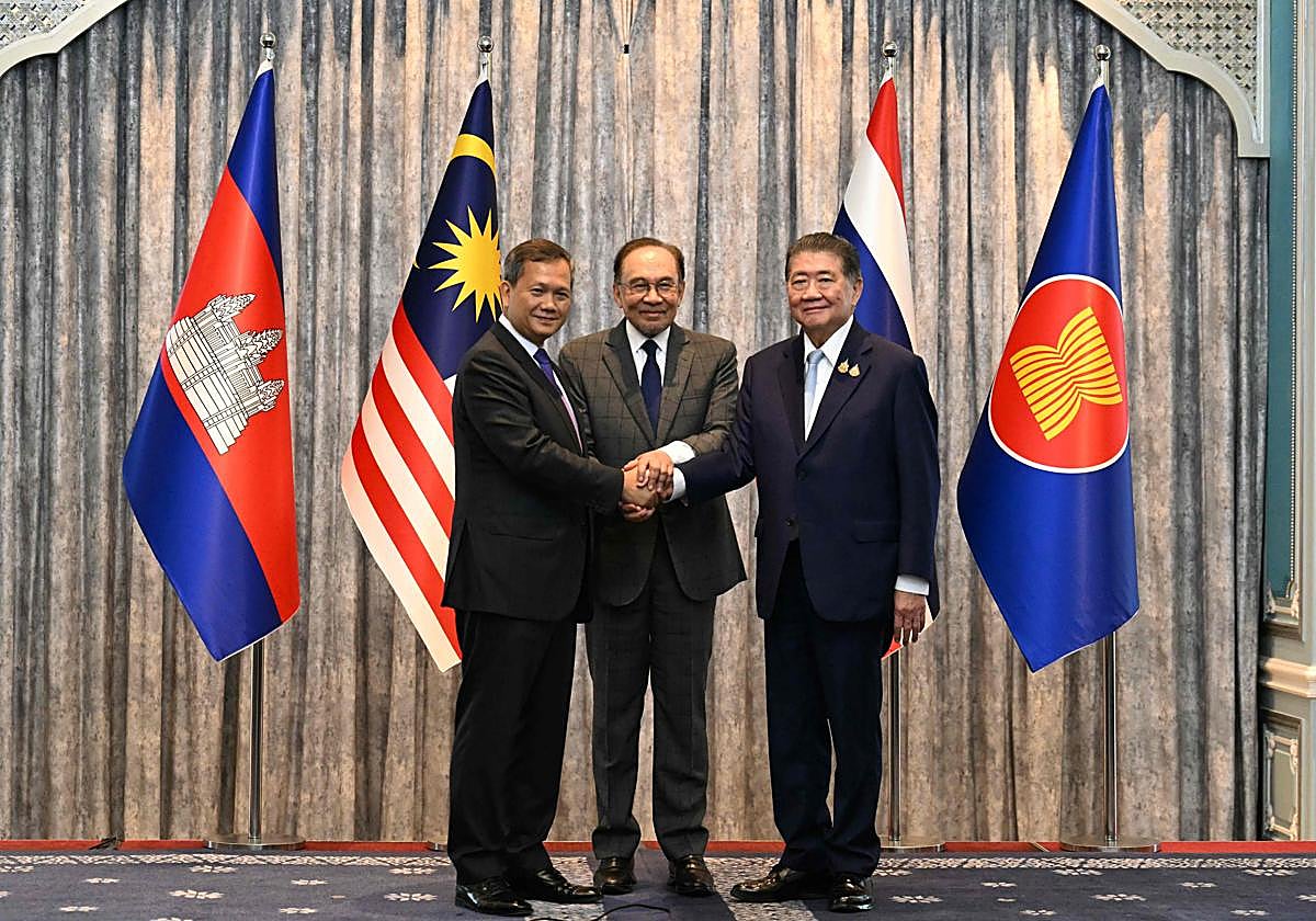 El presidente de Malasia, Anwar Ibrahim, entre el primer ministro de Camboya, Hun Manet, y su homólogo interino de Tailandia, Phumtham Wechayachai.
