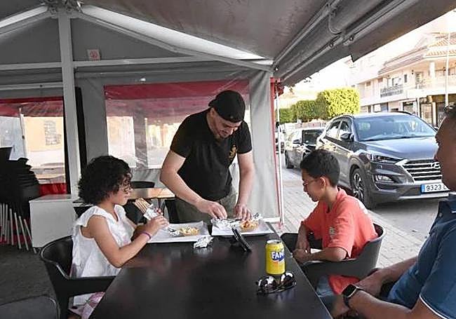 Nabil Moreno cena en familia en la terraza del local.