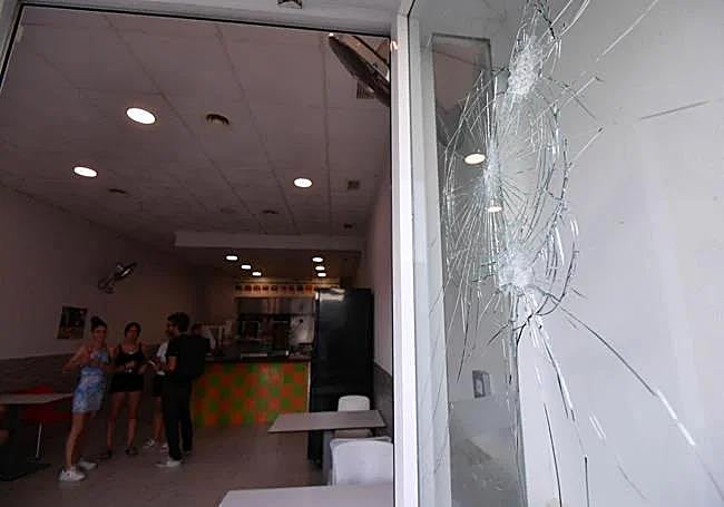 Cristales rotos en la puerta de entrada, a la espera de reparación.