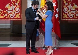 Isabel Díaz Ayuso condecora a Javier Milei